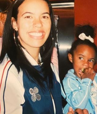 Childhood picture of Iyanna Faith Lawrence with her mother Shamicka Gibbs